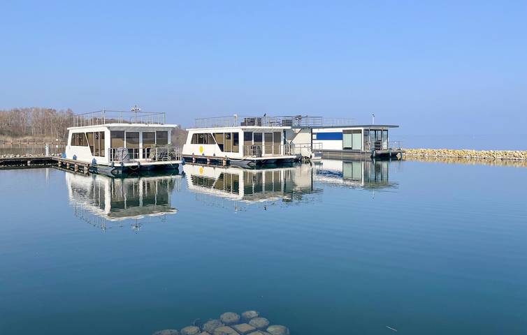 Hausboot für 4 Personen, mit Seeblick und Terrasse sowie Garten an der Müritz