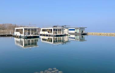Hausboot für 4 Personen, mit Garten und Terrasse sowie Seeblick in Röbel-Müritz