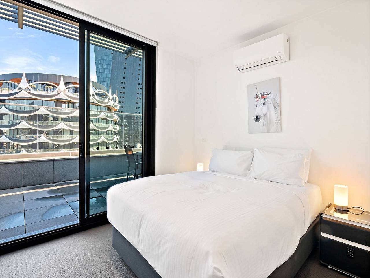Entire apartment, Bright 2-Bed Retreat with Pool, Gym & Sauna Access in Docklands, Melbourne