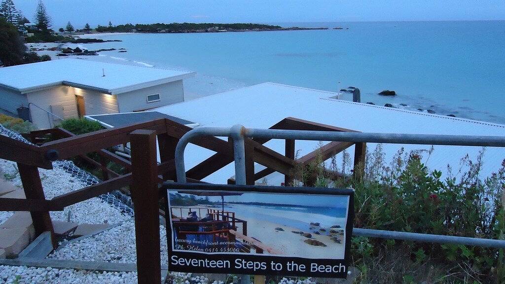 Siebzehn Schritte zum Strand in Boat Harbour Beach, Tasmanien
