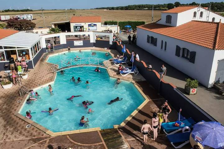 Camping pour 10 personnes, avec Terrasse et Piscine au Parc Naturel Régional du Marais poitevin