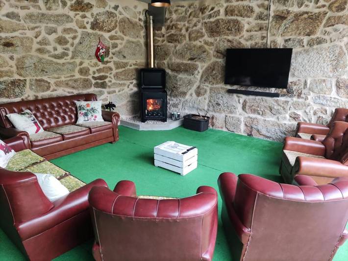 Location de vacances pour 14 personnes, avec terrasse ainsi que piscine et vue à A Cañiza