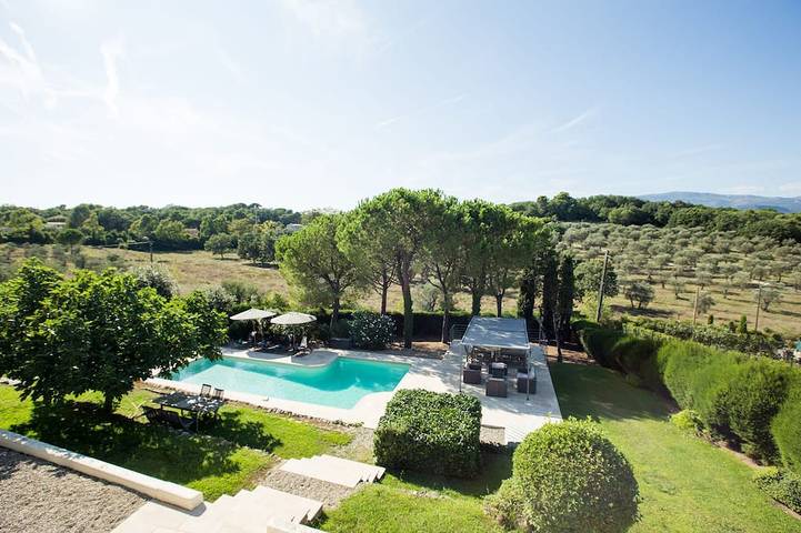 Villa for 16 people, with garden in Valbonne