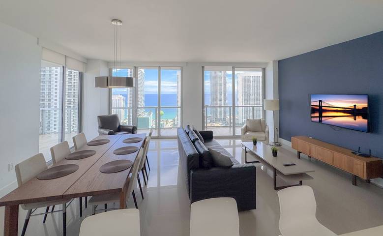 Vacation rental for 9 people, with balcony and pool, kid friendly in Hallandale Beach