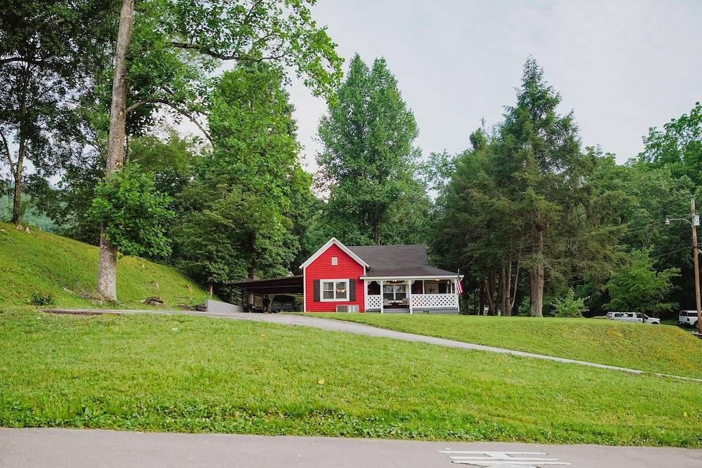 The Biketrail Bungalow-easily accessible and convenient to everything in Townsend, Blount County