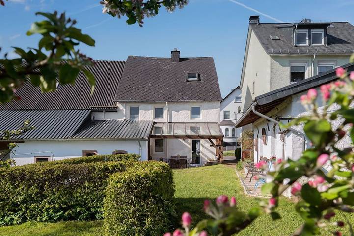 Ferienhaus für 7 Personen, mit Terrasse und Garten sowie Sauna in Manderscheid