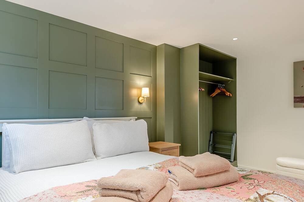 Bluebell Farm - The Cabin in Badgeworth, Gloucestershire