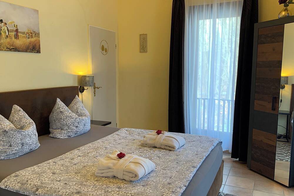 Ganze Wohnung, Villa Warzenburg, Fewo-3 mit Blick auf die Kurpromenade. Urlaub mit Hund. in Friedrichroda, Rennsteig