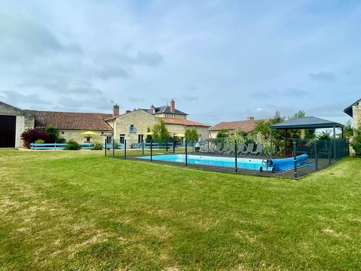 Location de vacances pour 17 personnes, avec jardin et piscine à Prinçay