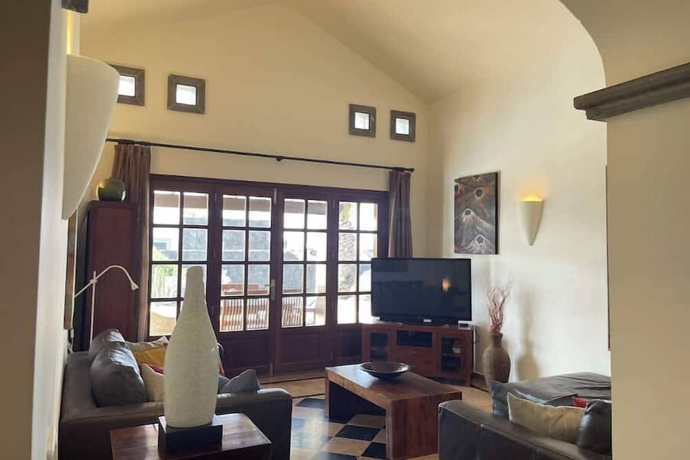 Villa Espaciosa con Piscina Climatizada y Amplio Patio Privado in Playa Blanca, Yaiza