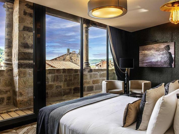 Hôtel pour 3 personnes, avec sauna ainsi que piscine et jardin, animaux acceptés