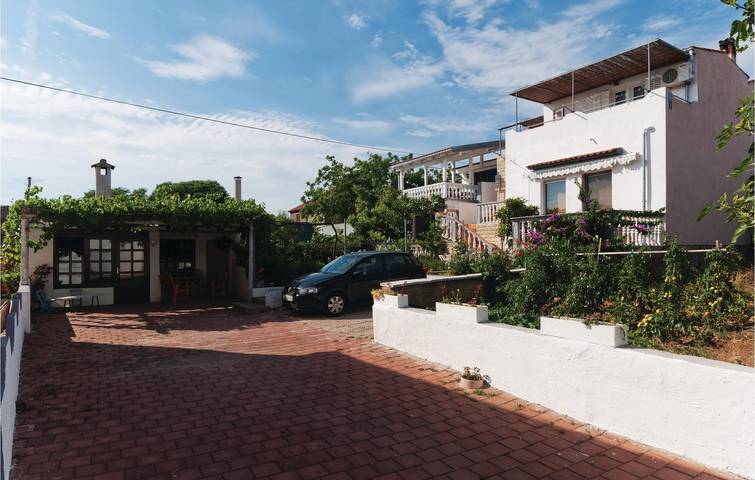 Ferienwohnung für 4 Personen, mit Terrasse in Pakostane