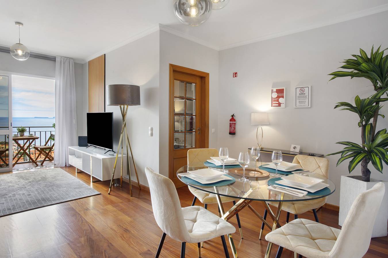 Ganze Wohnung, Apartment 'Ti Clara View' mit Meerblick, Balkon und Wlan in Caniço, Madeira