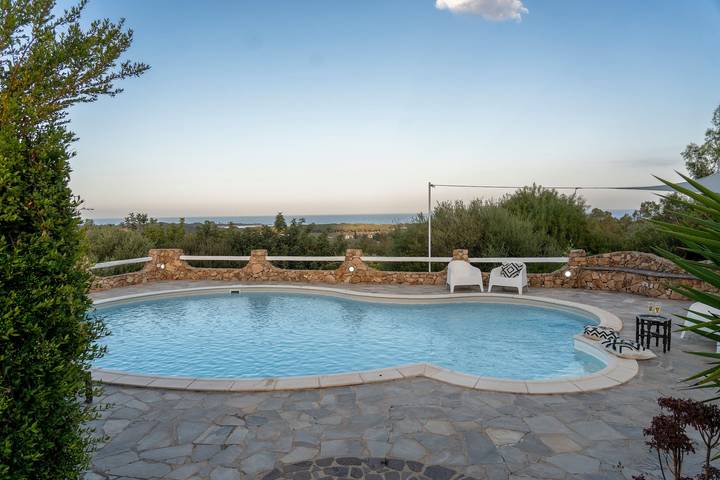 Location de vacances pour 4 personnes, avec terrasse ainsi que vue et jardin à Cala Liberotto - 3