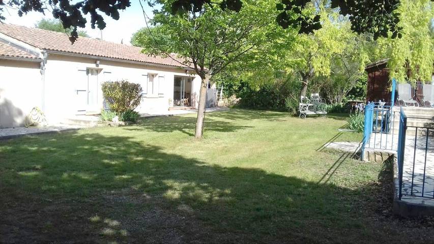 Location de vacances pour 8 personnes, avec piscine et jardin ainsi que vue et bassin pour enfant à La Roque-sur-Pernes - 4