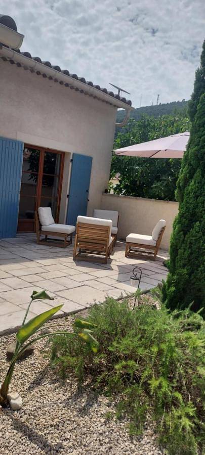 Location de vacances pour 6 personnes, avec jardin ainsi que vue et piscine, animaux acceptés à Gagnières - 4