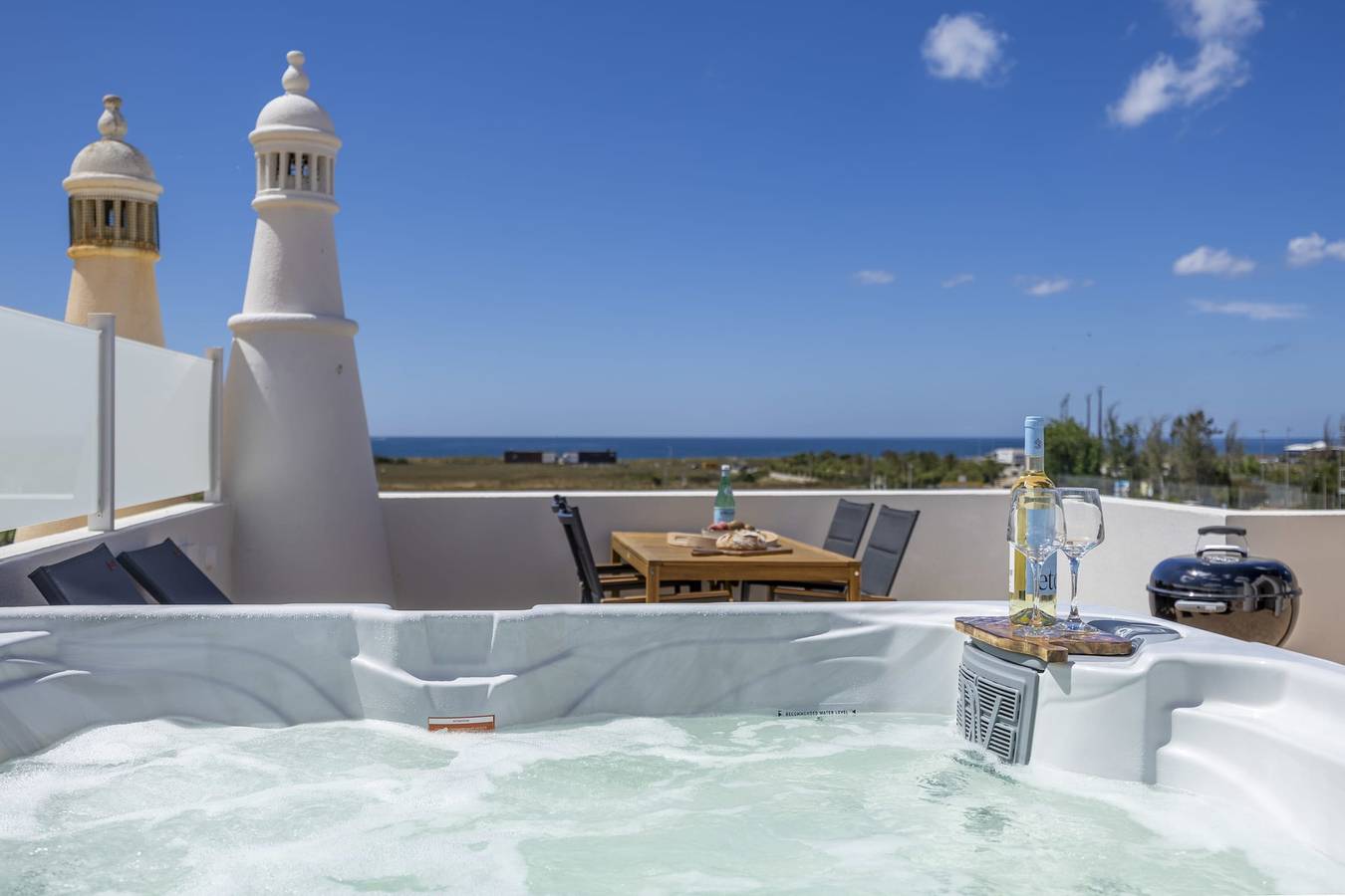 Entire apartment, Apartment Alvor - Rooftop Jacuzzi with Sea Views in Alvor, Faro District