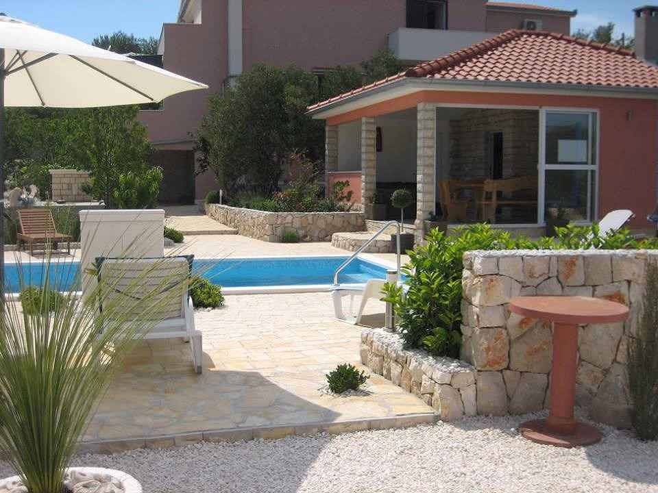 Villa mit Klimaanlage, Terrasse und Außenpool  in Razanj, Šibenik-Knin