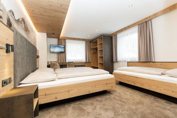 Ganze Ferienwohnung, Dreibettzimmer mit Dusche, Wc in Ischgl, Verwall