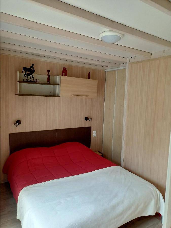 Parc de vacances pour 6 personnes, avec jacuzzi et terrasse ainsi que jardin et piscine à La Chapelle-Hermier