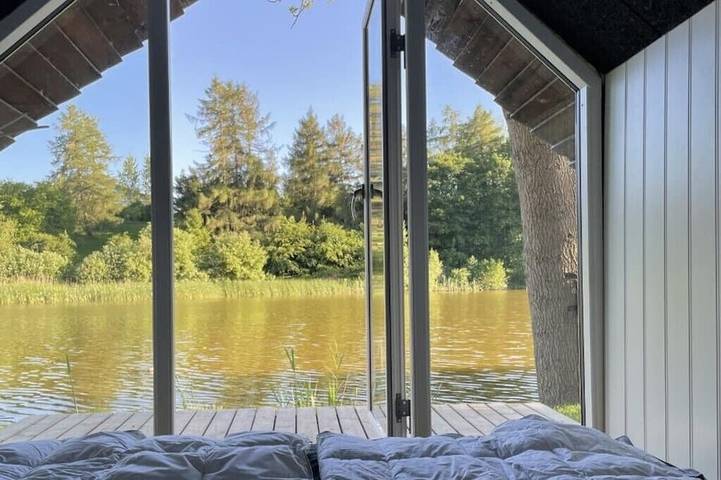 Cozy cottage with water views from the beds in Egedal