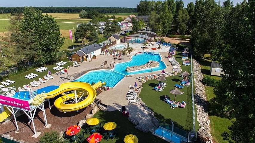 Camping pour 6 personnes, avec piscine et vue sur le lac ainsi que terrasse et vue