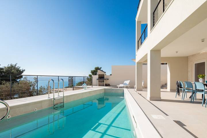 Villa für 19 Personen, mit Balkon/Terrasse und Garten sowie Pool in Brela