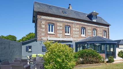 Gîte pour 14 personnes, avec terrasse dans Életot