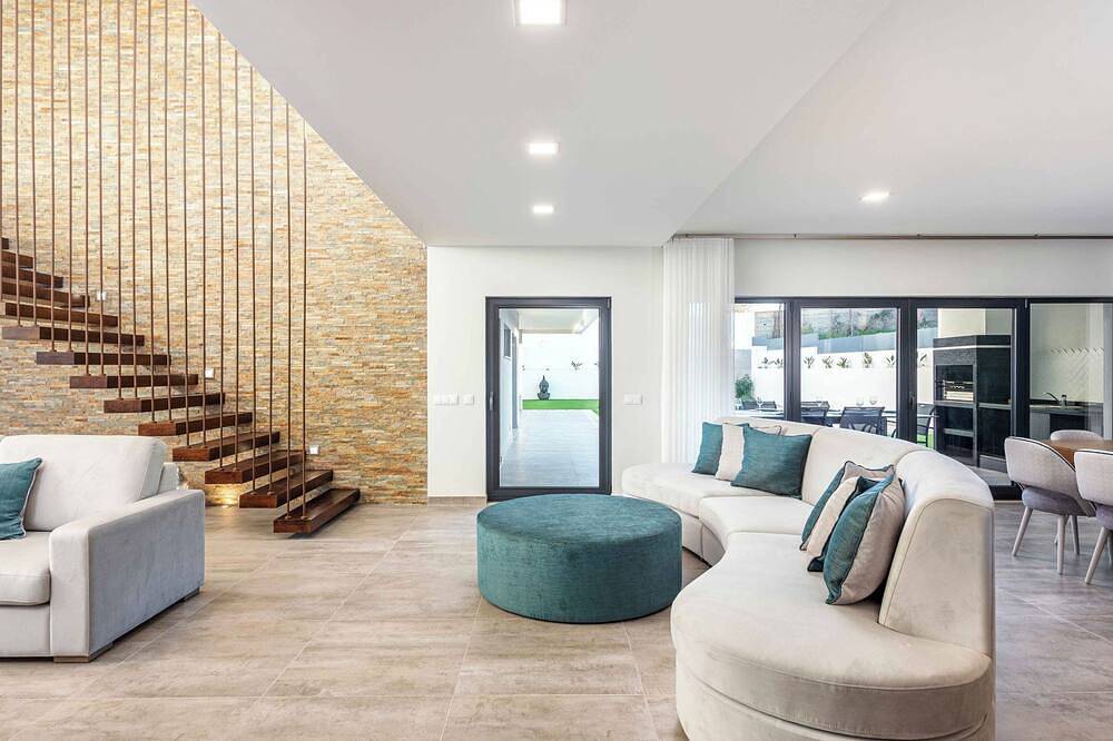 Luxury 5-Bedroom Villa in Alvor with Pool in Montes de Alvor, Alvor