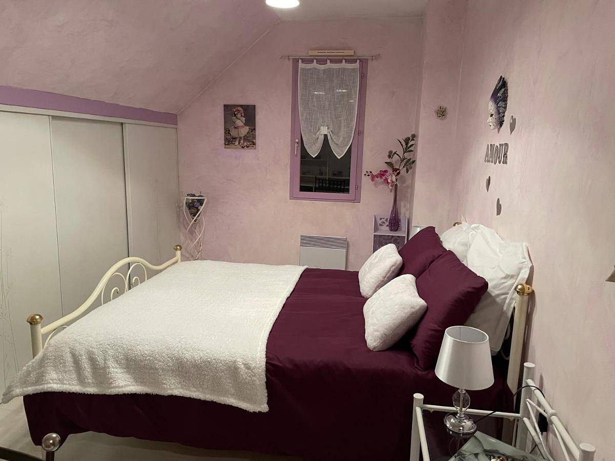 Double Room with Private Bathroom in Saint-Alban-Leysse, Région de Chambéry
