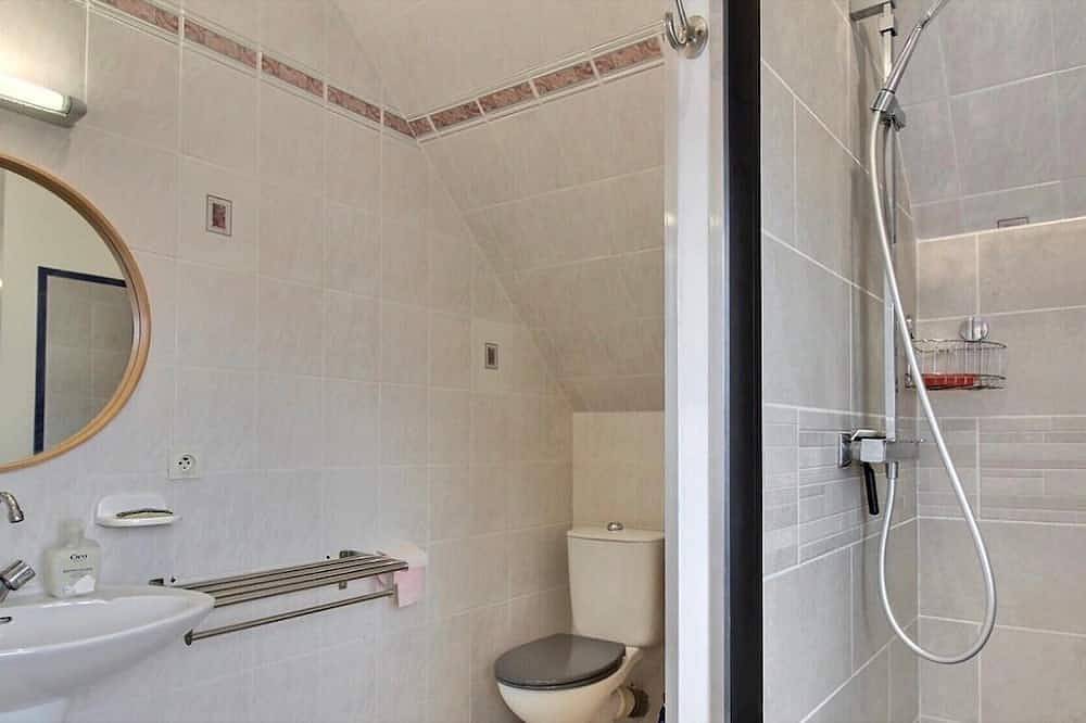 Maison de vacances « Gîte Ty Véranda » avec terrasse privée et jardin commun in Plomodiern, Région de Châteaulin