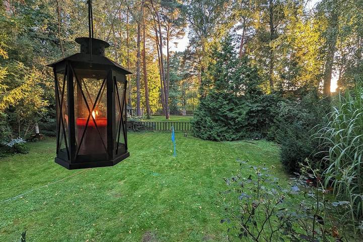 Idyllische Holz-Datscha mit Steg und Ruderboot vor den Toren Berlins in Prieros, Heidesee