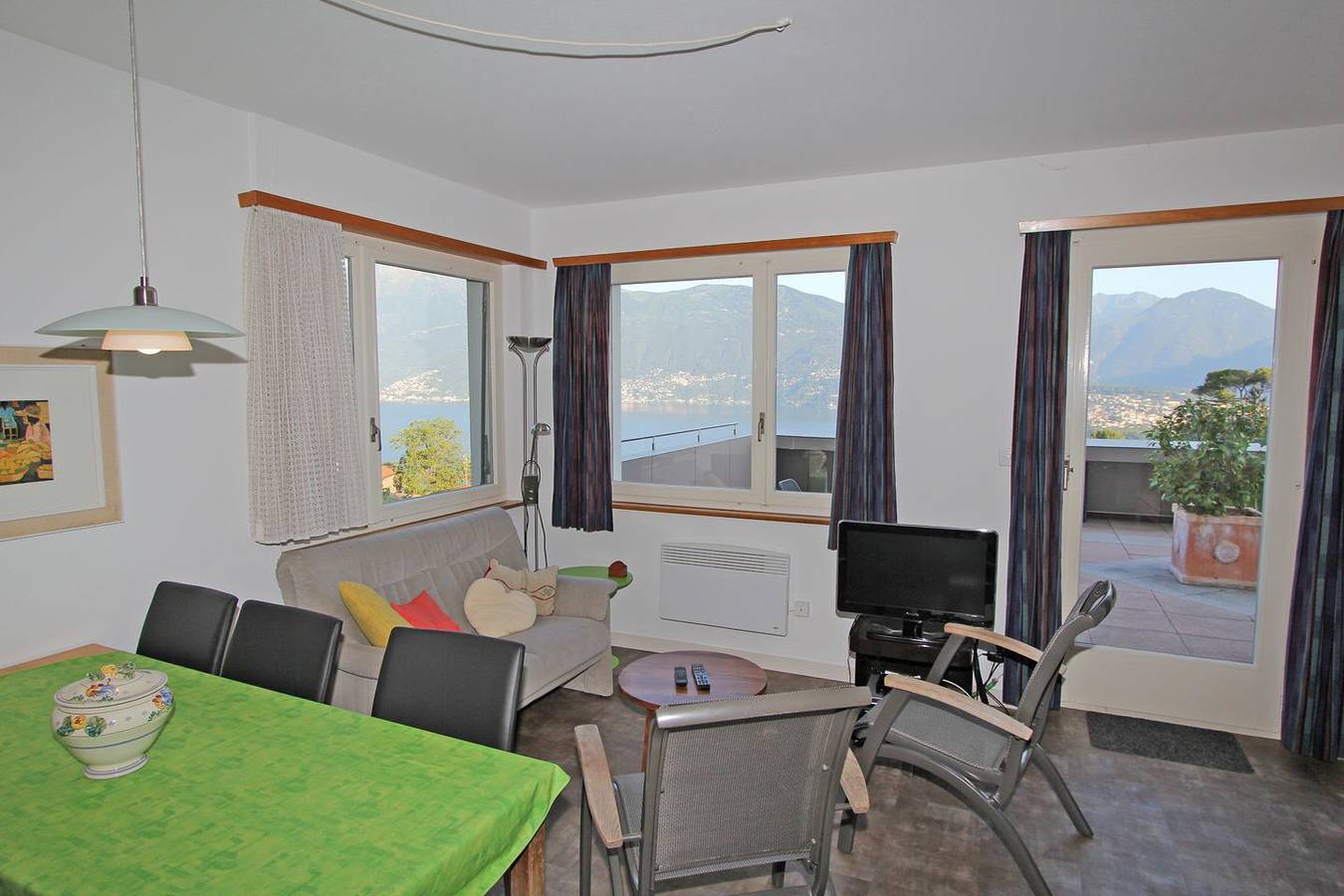 Ganze Wohnung, Wohnung mit grosser Terrasse und Grillstelle an ruhiger Lage mit Panoramasicht in Gambarogno, Lago Maggiore (Schweiz)