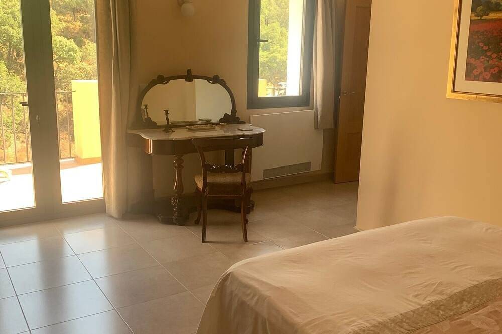 Villa-Design-Ensuite mit Dusche-Bergblick in Alájar, Sierra de Aracena y Picos de Aroche