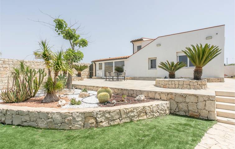 Apartamento con vistas al mar, WiFi, aire acondicionado, piscina y aparcamiento in Maucini, Pachino