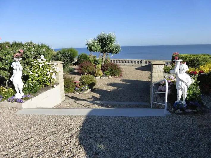 Location de vacances pour 3 personnes, avec Balcon et Terrasse ainsi que Jardin et Vue à Villerville