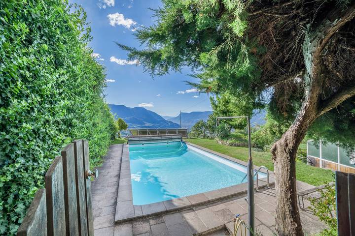 Entire studio, Apartment Belvedere with Mountain View, Shared Pool & Wi-Fi in Kuens, Passeiertal