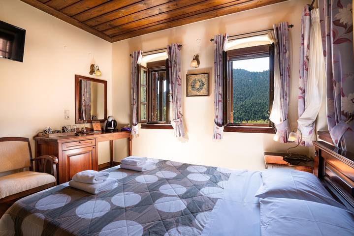 Camera 'Double - Morea' con vista montagna, terrazza privata e Wi-Fi in Euritania