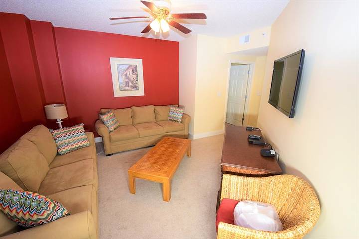 Beach rental for 12 people, with hot tub and pool as well as yard by Myrtle Beach