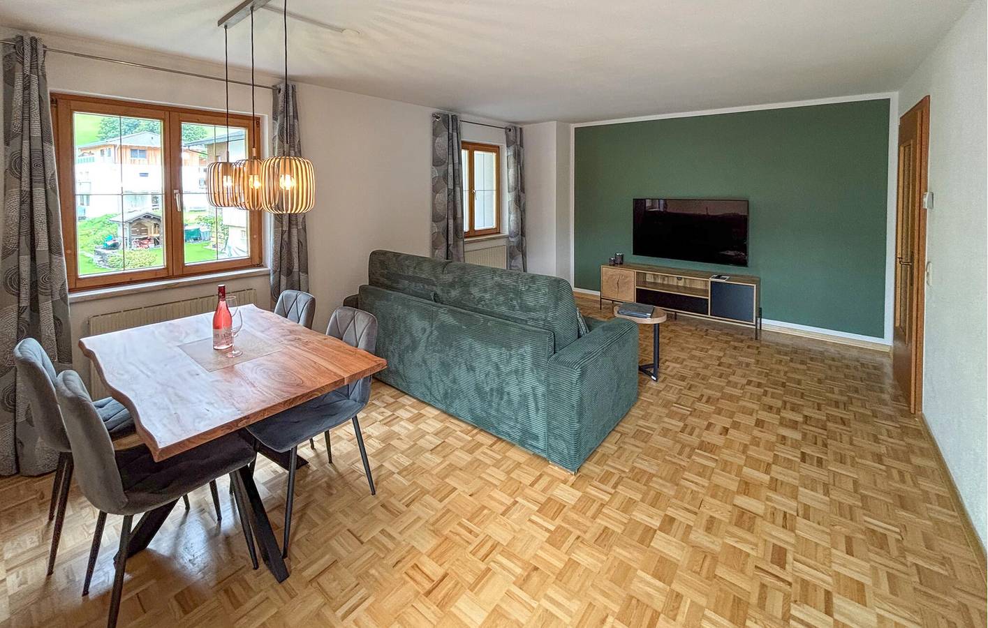 Geheel vakantieappartement, Alpine Terrace Retreat: WiFi, Parkeren, Keuken, Dichtbij Restaurants in Klösterle, Arlbergpas