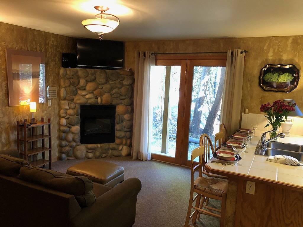 Ganze Wohnung, Riverfront condo #3 w/patio, 1block 2 town,King bed,Wifi,20 min ski Granby Ranch in Grand Lake, Grand County
