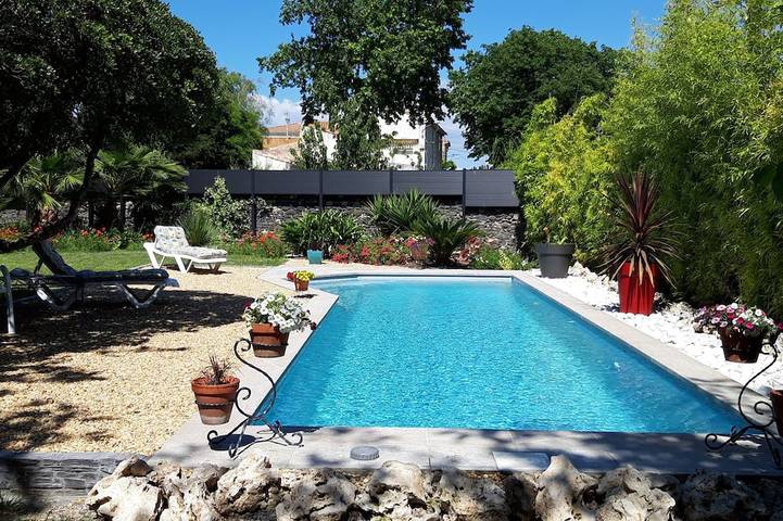 Location de vacances pour 2 personnes, avec jardin ainsi que terrasse et piscine, animaux acceptés à Caux