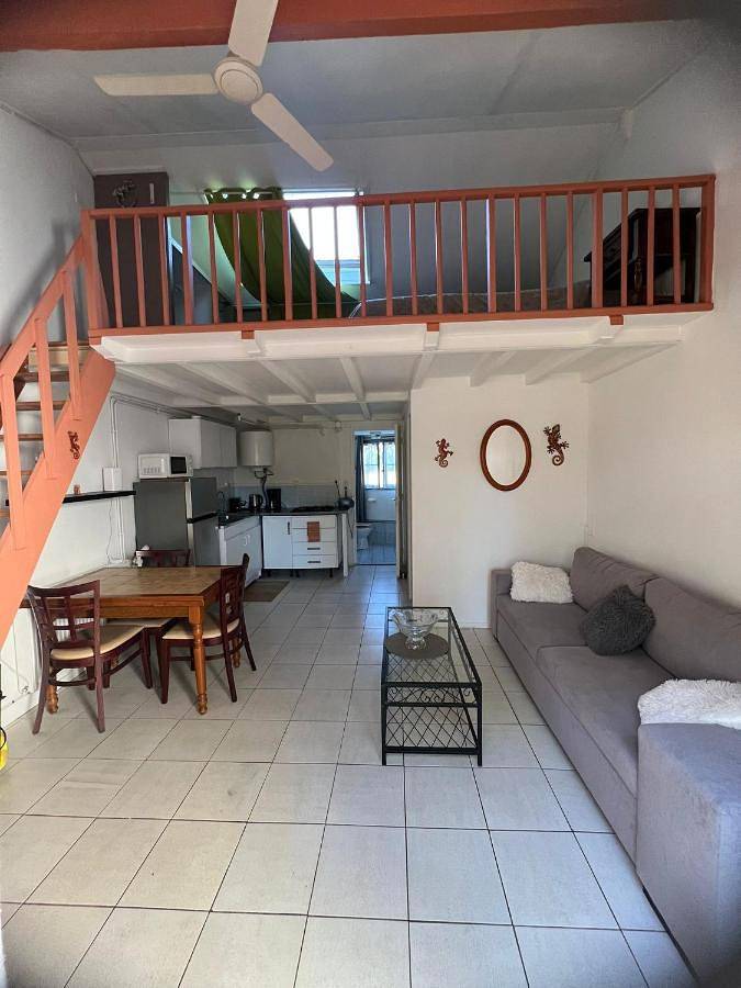 Location de vacances pour 4 personnes, avec vue ainsi que terrasse et piscine à Saint-Aubin-de-Nabirat