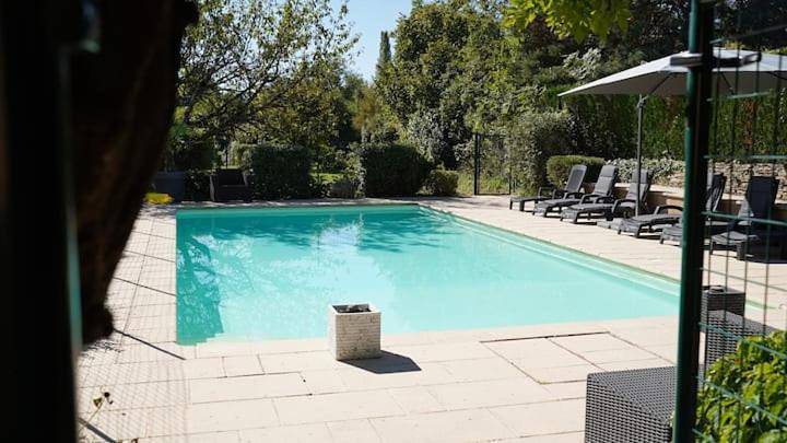 Gîte pour 8 personnes, avec piscine et jardin à Azé (Saône-et-Loir)