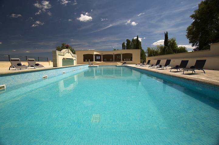 Gîte pour 5 personnes, avec Terrasse ainsi que Jardin et Piscine