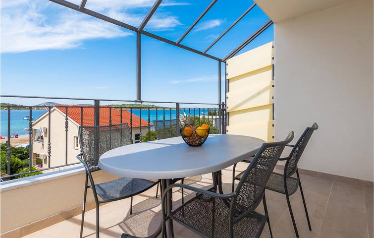 Ganze Ferienwohnung, Coastal Escape: Apartment mit Meerblick, WLAN, Parkplatz und Terrasse in Srima, Šibenik-Knin