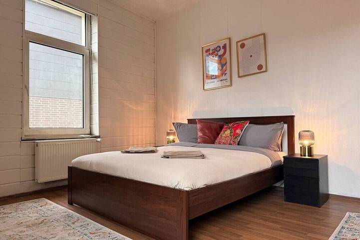 Ganze Wohnung, Elegant 4Br Apartment | Walk to City + Balcony in Oldenburg, Niedersachsen