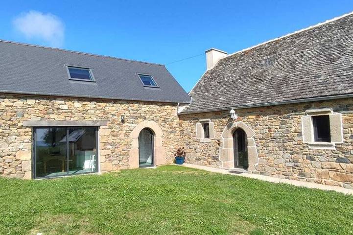 Location de vacances pour 4 personnes, avec jardin à Guimaëc