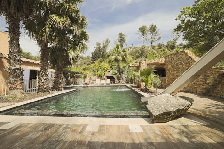 Location de vacances pour 12 personnes, avec Jacuzzi et Terrasse ainsi que Jardin et Piscine à Aubagne