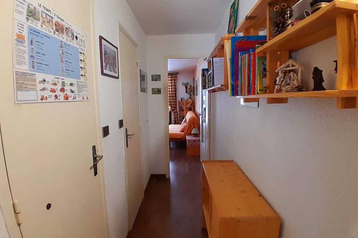 Entire apartment, Studio apartment in the mountains (1600 m.a.s.l.) Full southern exposure in Névache, Briançon region